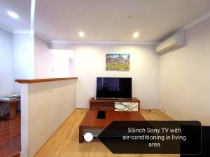 
A television and/or entertainment center at Cosy easy access home near Perth CBD and Fremantle

