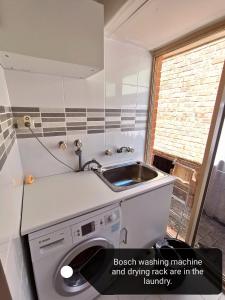 
A kitchen or kitchenette at Cosy easy access home near Perth CBD and Fremantle
