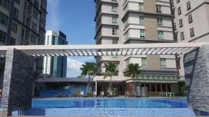 サイバージャヤにある10am-6pm, SAME DAY CHECK IN AND CHECK OUT, Work From Home, 1 Bedroom Apartment, Shaftsbury-Cyberjaya, G-Floor by Flexihome-MYの建物の真ん中にあるプール +37枚の写真
