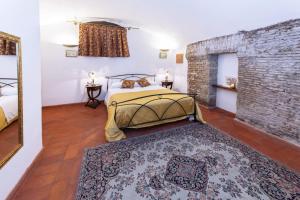 1 dormitorio con cama y pared de ladrillo en Rifugio degli Artisti, en Roma