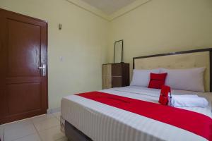 Ένα ή περισσότερα κρεβάτια σε δωμάτιο στο RedDoorz near Politeknik Negeri Medan +11 φωτογραφίες
