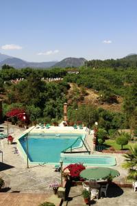 Bazén v ubytování Hotel Pie de la Sierra nebo v jeho okolí