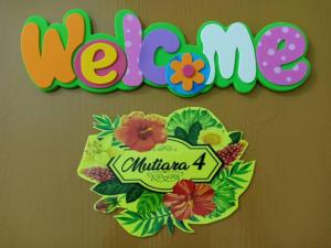 Mutiara Inn GuestRoom في Kampung Gurun: لافته مكتوب عليها مكسيكو عليها زهور