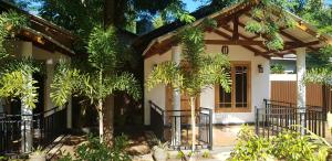 烏達瓦拉維的住宿－麥克斯野生動物園別墅，前面有树木的房子