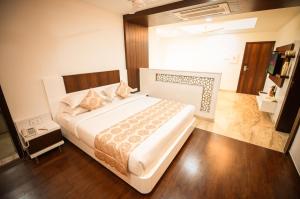 ein Schlafzimmer mit einem großen Bett in einem Zimmer in der Unterkunft Chola Serviced Apartment in Tiruchchirāppalli