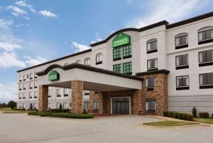 a rendering of the front of a hotel at Wingate by Wyndham Bentonville in Bentonville
