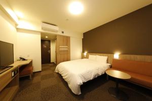 Dormy Inn Maebashi的电视和/或娱乐中心