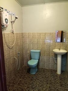 瓜拉大漢的住宿－塔曼尼加拉彩虹酒店，浴室设有蓝色的卫生间和水槽。