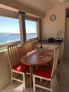 een eetkamer met een tafel en stoelen en uitzicht op de oceaan bij Arcadia 408 in Gibraltar
