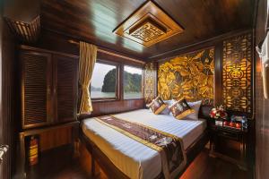 Giường trong phòng chung tại Renea Cruises Halong