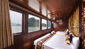 Postel nebo postele na pokoji v ubytování Renea Cruises Halong