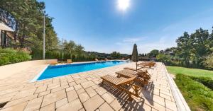 Sunčani Breg Apartments Vrdnik内部或周边的泳池