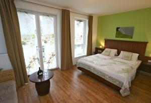 ein Schlafzimmer mit einem Bett und zwei großen Fenstern in der Unterkunft Wein-Träume in Thüngersheim