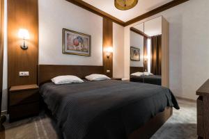 sypialnia z dużym łóżkiem i lustrem w obiekcie LaCasa Hotel w mieście Karaganda