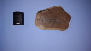 um controle remoto sentado ao lado de uma rocha com a palavra quarentena em AbenRazín Turístico em Albarracín
