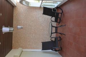 ein Bad mit einer Dusche und einem Handtuchhalter an der Wand in der Unterkunft villa térangart saly in Saly Portudal