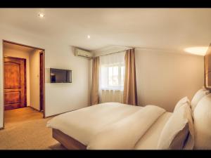 a bedroom with a large bed and a window at Pensiunea Oscar in Campina