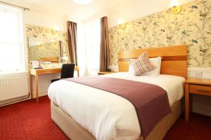 Uma cama ou camas num quarto em Castle Hotel
