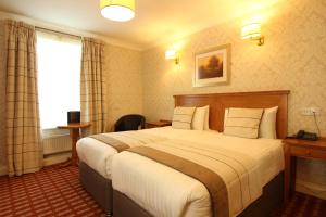 Uma cama ou camas num quarto em Castle Hotel