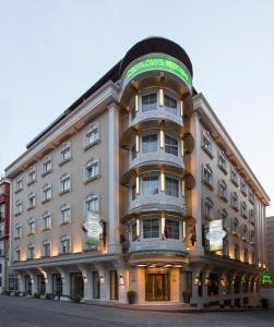 فندق يشمك سلطان في إسطنبول: مبنى ابيض كبير عليه لافته