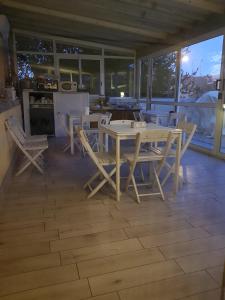 - une salle à manger avec une table, des chaises et des fenêtres dans l'établissement Luna City, à Ravenne