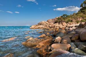 um grupo de rochas na costa do oceano em Life Hotel em Quy Nhon