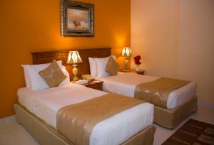 Postel nebo postele na pokoji v ubytování Al Maha Regency Hotel Suites - Managed by Aoudi Consultants