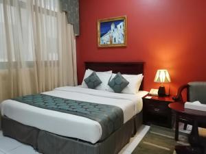 Postel nebo postele na pokoji v ubytování Al Maha Regency Hotel Suites - Managed by Aoudi Consultants