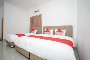 Tempat tidur dalam kamar di OYO 443 Hotel Barlian