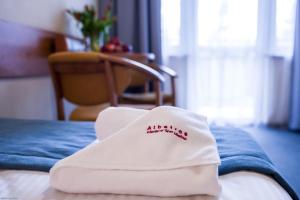 un sombrero blanco sentado en la parte superior de una cama en Albatros Medical SPA, en Mielno