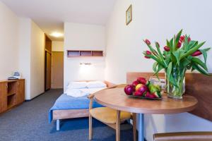 a hotel room with a table with a bowl of fruit at Albatros Medical SPA in Mielno