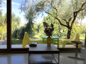 a room with a table and chairs and a window at Atelier dei Ciliegi in Cammarata