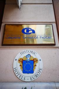 ein Schild für das historische britische Hotel in einem Gebäude in der Unterkunft Capsis Bristol Boutique Hotel in Thessaloniki