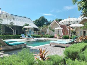 La Roja Bungalows内部或周边的泳池