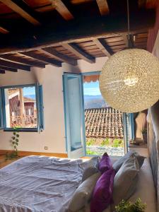 a bedroom with a bed and a large chandelier at Casa Rural Cabo la Aldea in Mogarraz