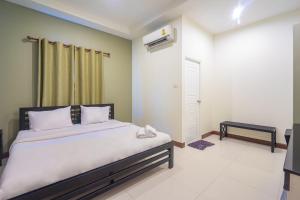 A bed or beds in a room at Suphan Lake Hometel