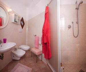 ein Bad mit einer Dusche, einem WC und einem Waschbecken in der Unterkunft La Casetta di Maria in Lido di Venezia