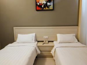 Postel nebo postele na pokoji v ubytování Aurora Hotel