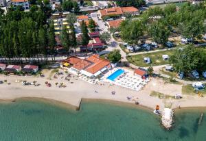 eine Luftansicht auf einen Strand mit einer Gruppe von Personen in der Unterkunft Mobile Homes Camp Galeb in Omiš