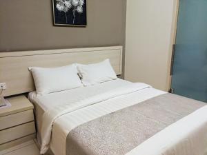 Postel nebo postele na pokoji v ubytování Aurora Hotel