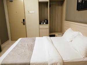 Postel nebo postele na pokoji v ubytování Aurora Hotel