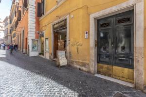 un bâtiment avec une porte sur le côté d'une rue dans l'établissement Pantheon Unique Rooms, à Rome