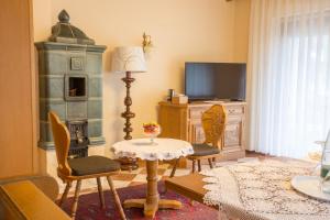 TV a/nebo společenská místnost v ubytování Hotel Hirsch