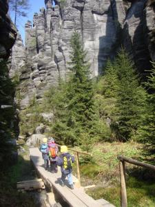 a group of children standing on a bridge near a mountain at Chalupa v Pokrkonoší in Rtyně v Podkrkonoší