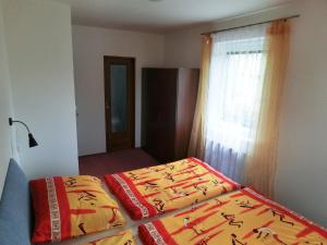 Posteľ alebo postele v izbe v ubytovaní Vila Evička