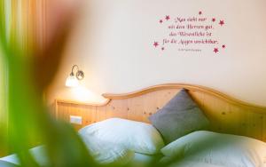 Łóżko lub łóżka w pokoju w obiekcie Hotel Post Hönigwirt