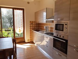een keuken met roestvrijstalen apparatuur en een raam bij Casa Vacanze Ester in Brenzone sul Garda