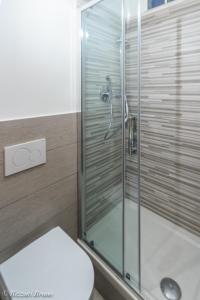 een badkamer met een toilet en een glazen douche bij appartamento ristrutturato a nuovo !!! in Varazze