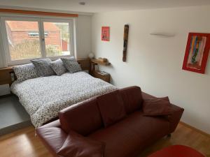um quarto com uma cama e um sofá em SleutelVan8 em Knokke-Heist