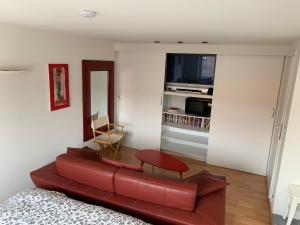 - un salon avec un canapé rouge et une table dans l'établissement SleutelVan8, à Knokke-Heist